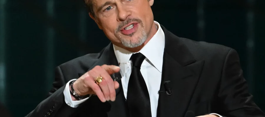 Brad Pitt Aktor Yang Mempunyai Keahlian Mengemudikan Pesawat